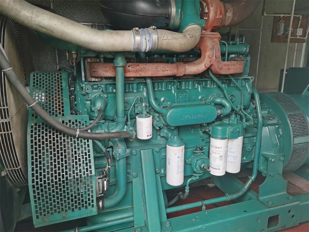 沃尔沃TAD1641GE发动机正面特写,VOLVO品牌标识清晰,多级滤清器组与减震底座齐全,400KW发电机组出租